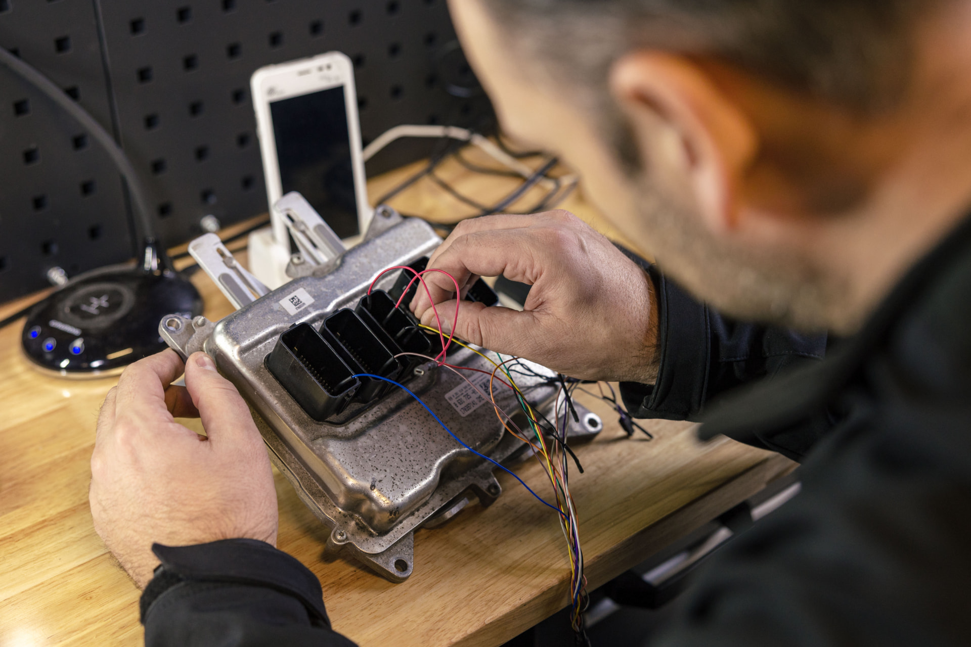 Motorregelunit wordt geprogrammeerd
