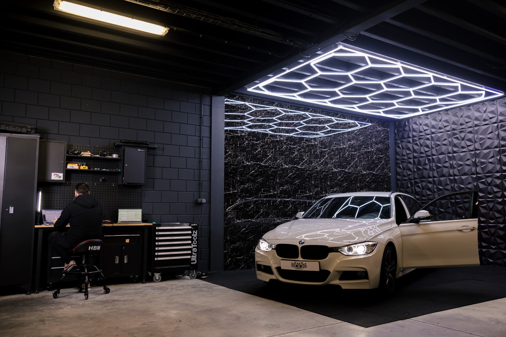 Witte BMW in de werkplaats van Chiptuning Ede