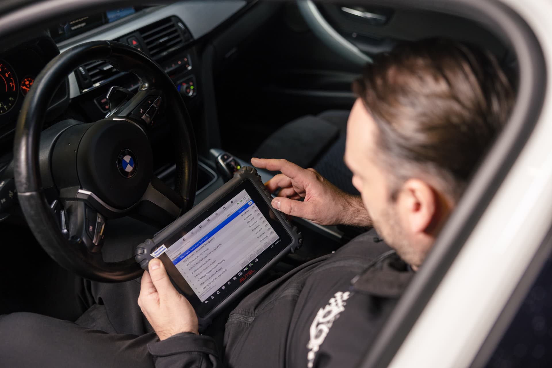 Diagnose met uitleesapparatuur in de auto